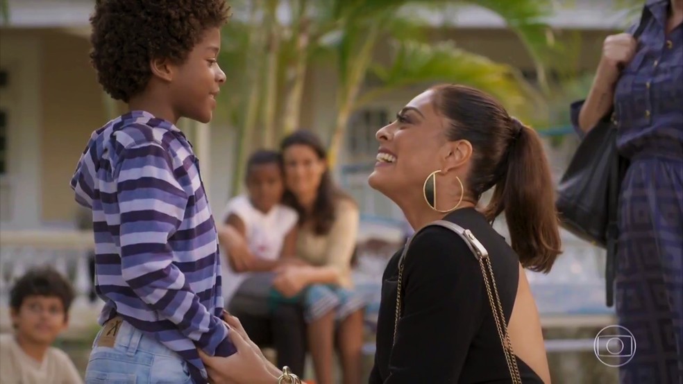 No reencontro com o menino, Gabriel (Icaro Zulu) chama Carol de mãe — Foto: TV Globo