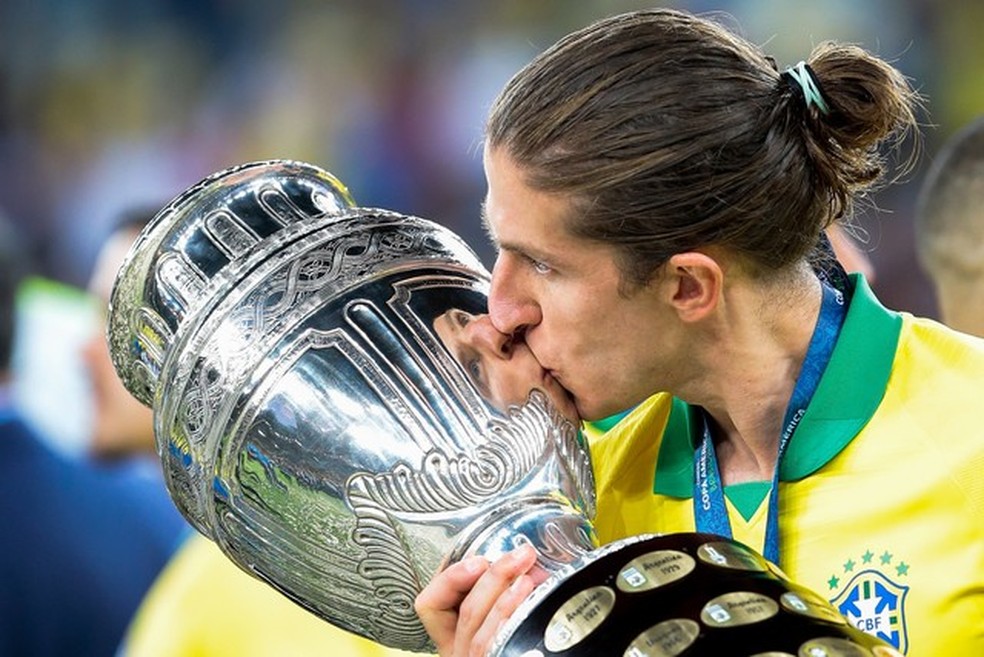 Filipe Luís beija a taça da Copa América de 2019 — Foto: Foto: MARCELLO ZAMBRANA/AGIF/ESTADÃO CONTEÚDO