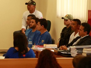 José Rodrigues Moreira, Lindonjonson Silva Rocha e Alberto Lopes do Nascimento sentam no banco dos réus no segundo dia de julgamento no Fórum de Marabá. (Foto: Tarso Sarraf/ O Liberal)