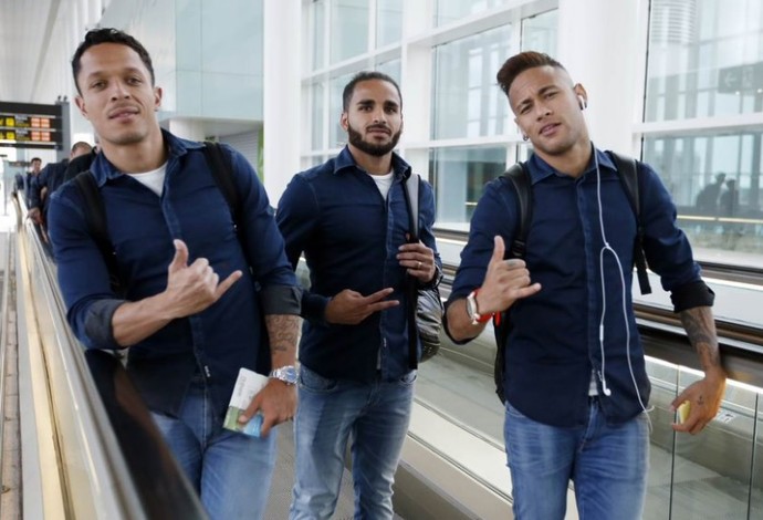 Neymar, Adriano e Douglas chegam com o Barcelona a Granada (Foto: Twitter oficial Barcelona)