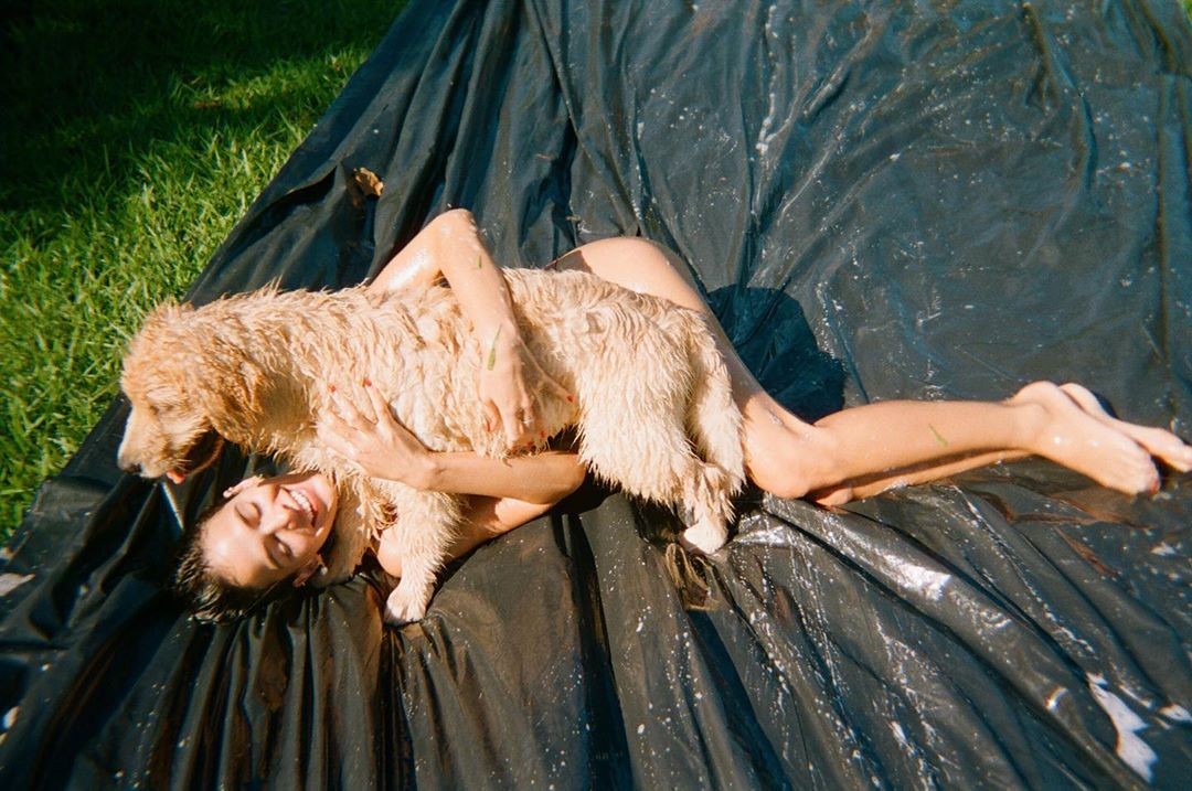 Bruna Marquezine abraçada em Amora, sua cachorra de estimação (Foto: Reprodução/Instagram)