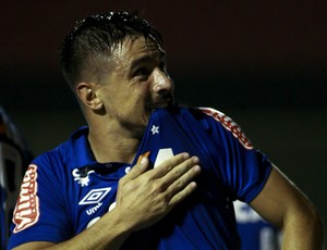 Com chute no ar, Willian, do Cruzeiro, erra a bola e leva o lance mais bizarro