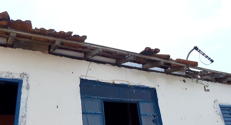 Diversas casas foram destelhadas com a chuva em Caconde — Foto: Paulinho Chiari/EPTV