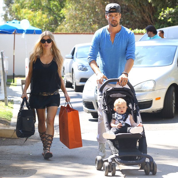 Fergie, Josh Duhamel e o filho, Axl (Foto: Grosby Group)