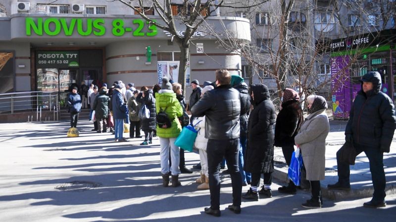Pessoas em Kiev aguardam em fila para comprar comida (Foto: Getty Images via BBC News)