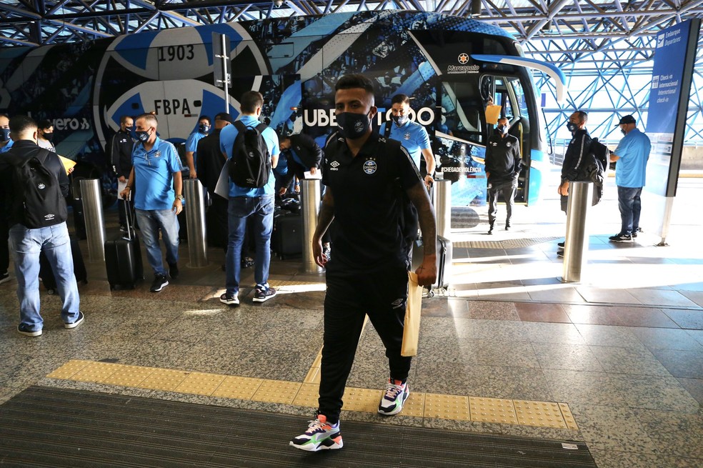 Matheus Henrique no embarque do Grêmio para Quito — Foto: Divulgação / Grêmio FBPA