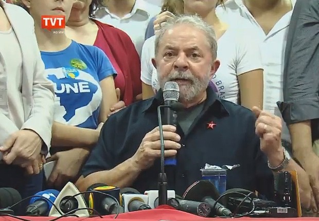 O ex-presidente Luiz Inácio Lula da Silva faz discurso na sede do PT, que foi transmitido pela TVT (Foto: Reprodução/YouTube)