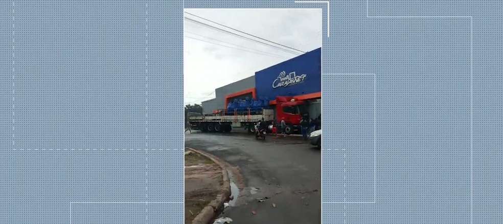 Carreta desgovernada bate em prédio em Santa Inês  — Foto: Reprodução/TV Mirante
