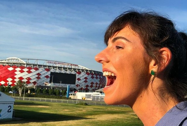 Glenda Kozlowski faz graça em frente a estádio em Moscou (Foto: Reprodução/Instagram)