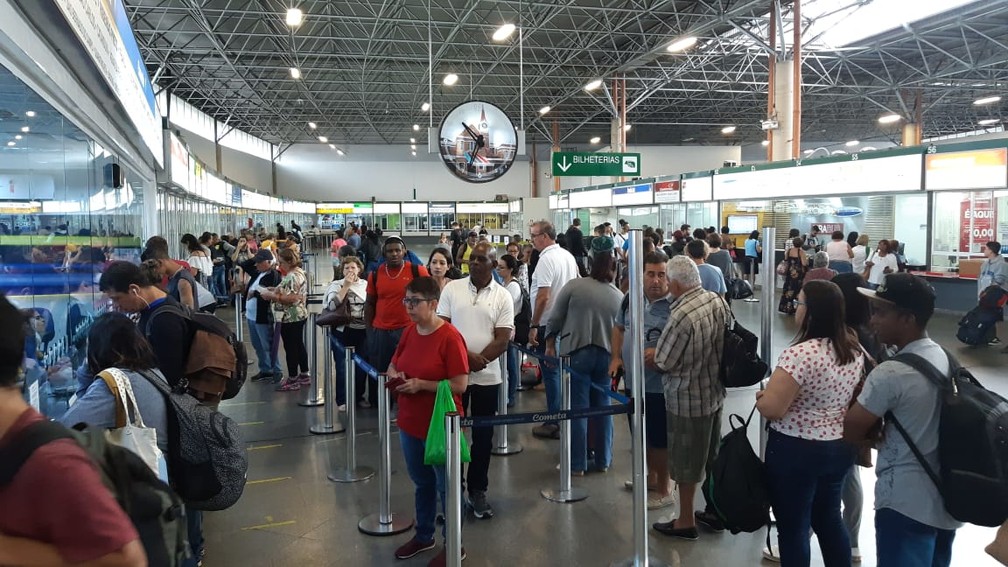 Passageiros não conseguem comprar passagens para ir de Campinas para SP — Foto: Eduardo Rodrigues / EPTV