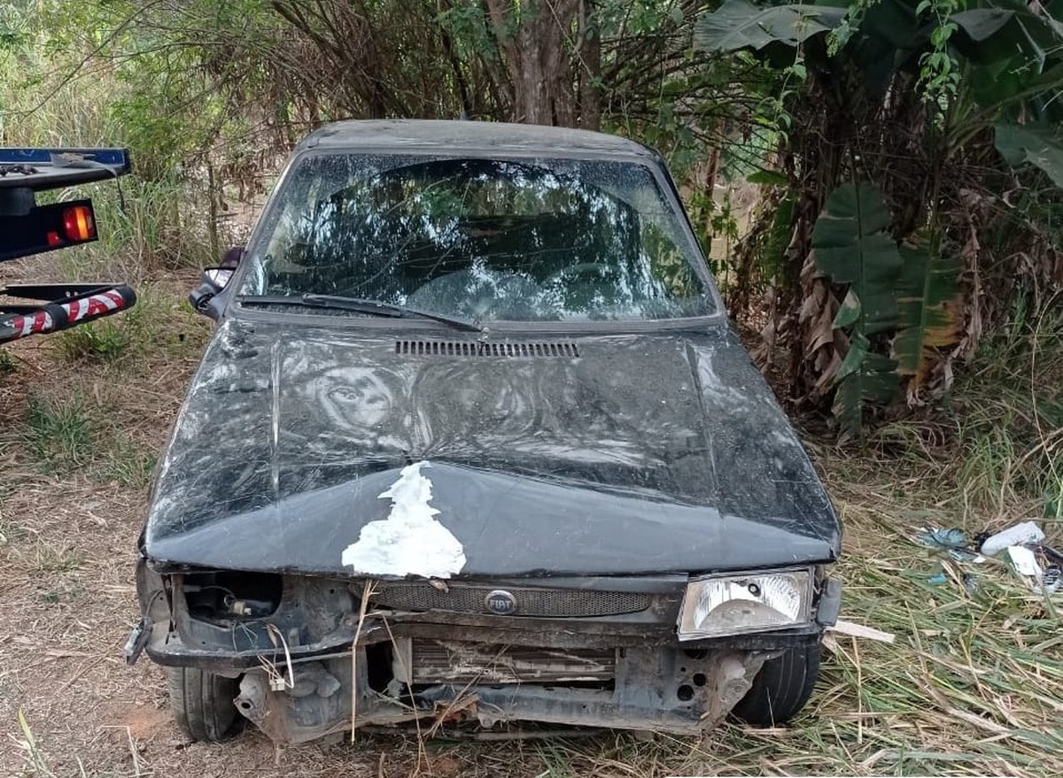 Dupla é presa após capotar com carro furtado durante perseguição ...