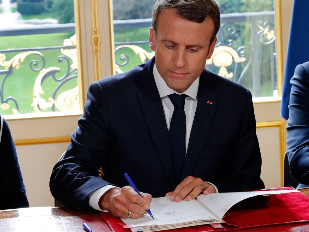 Presidente francês, Emmanuel Macron, assina ordem que implementa reforma trabalhista nesta sexta-feira (22)  (Foto: Philippe Wojazer/ AP)