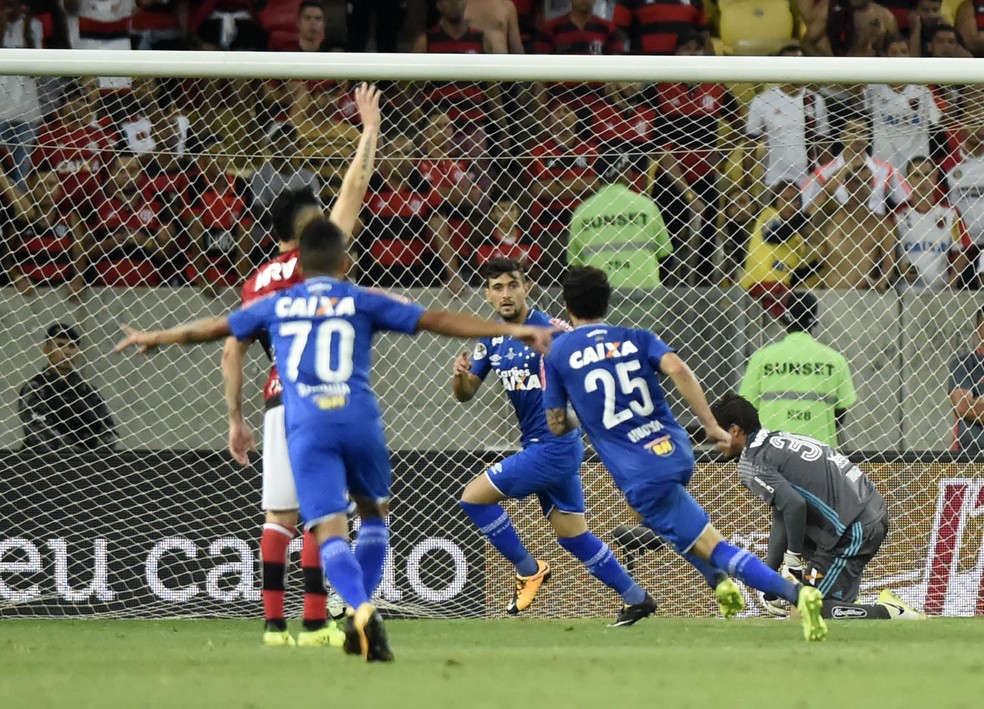 Arrascaeta comemora gol contra o Flamengo em 2017 — Foto: André Durão / GloboEsporte.com