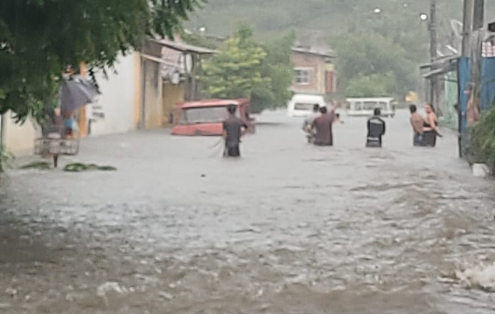 Rua em Baía Formosa, no RN, tomada pela água da chuva — Foto: Redes Sociais