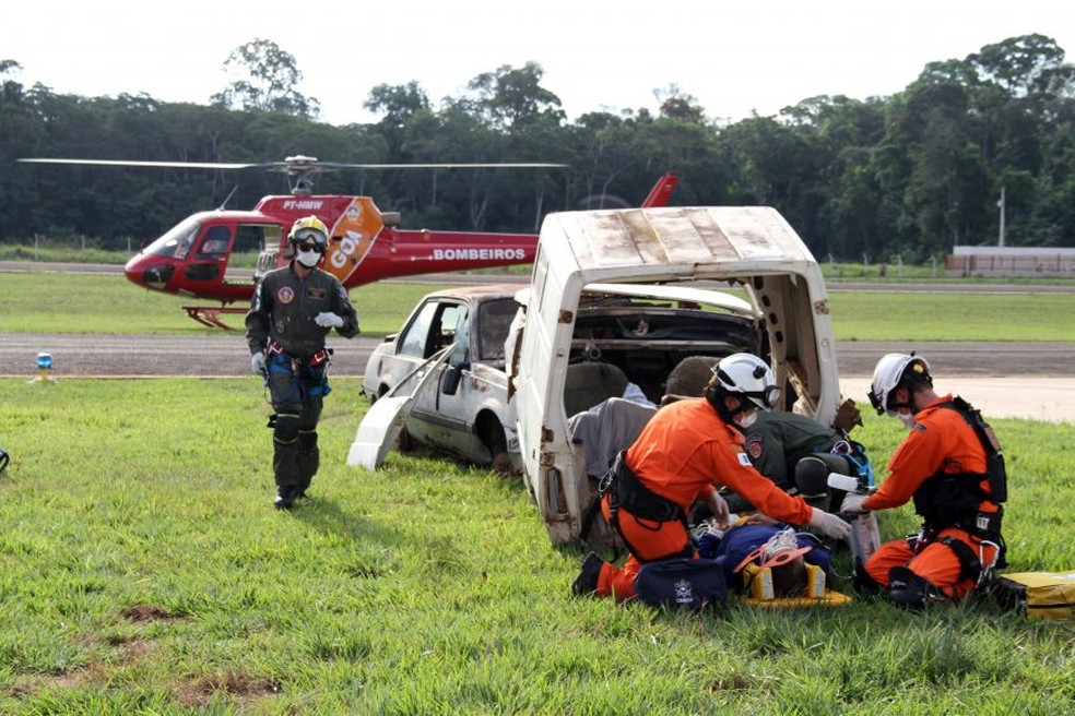 Simulação de acidente no hangar dos Bombeiros, em Porto Velho, com uso de helicóptero no resgate — Foto: Grupo de Operações Aéreas/CBMRO