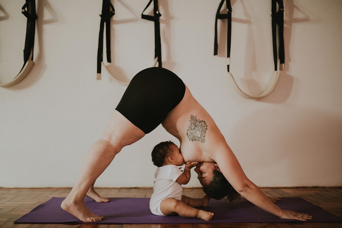 331 Ensaio Amamentacao Ana Paula Stano, em posição de yoga, com Lila, na época com 5 meses (Foto: Jennifer Bueno)