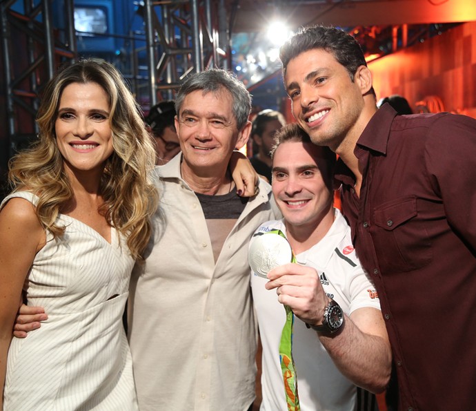 Serginho Groisman recebe Ingrid Guimarães, Arthur Zanetti e Cauã Reymond no 'Altas Horas' (Foto: Carol Caminha/Gshow)