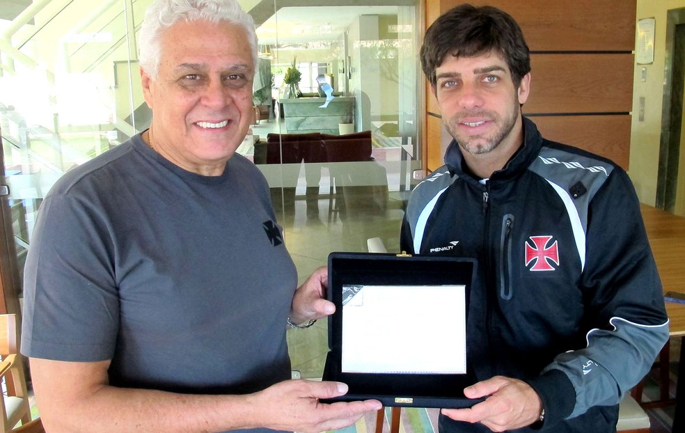 Roberto Dinamite e Juninho — Foto: Marcelo Sadio / Site do Vasco