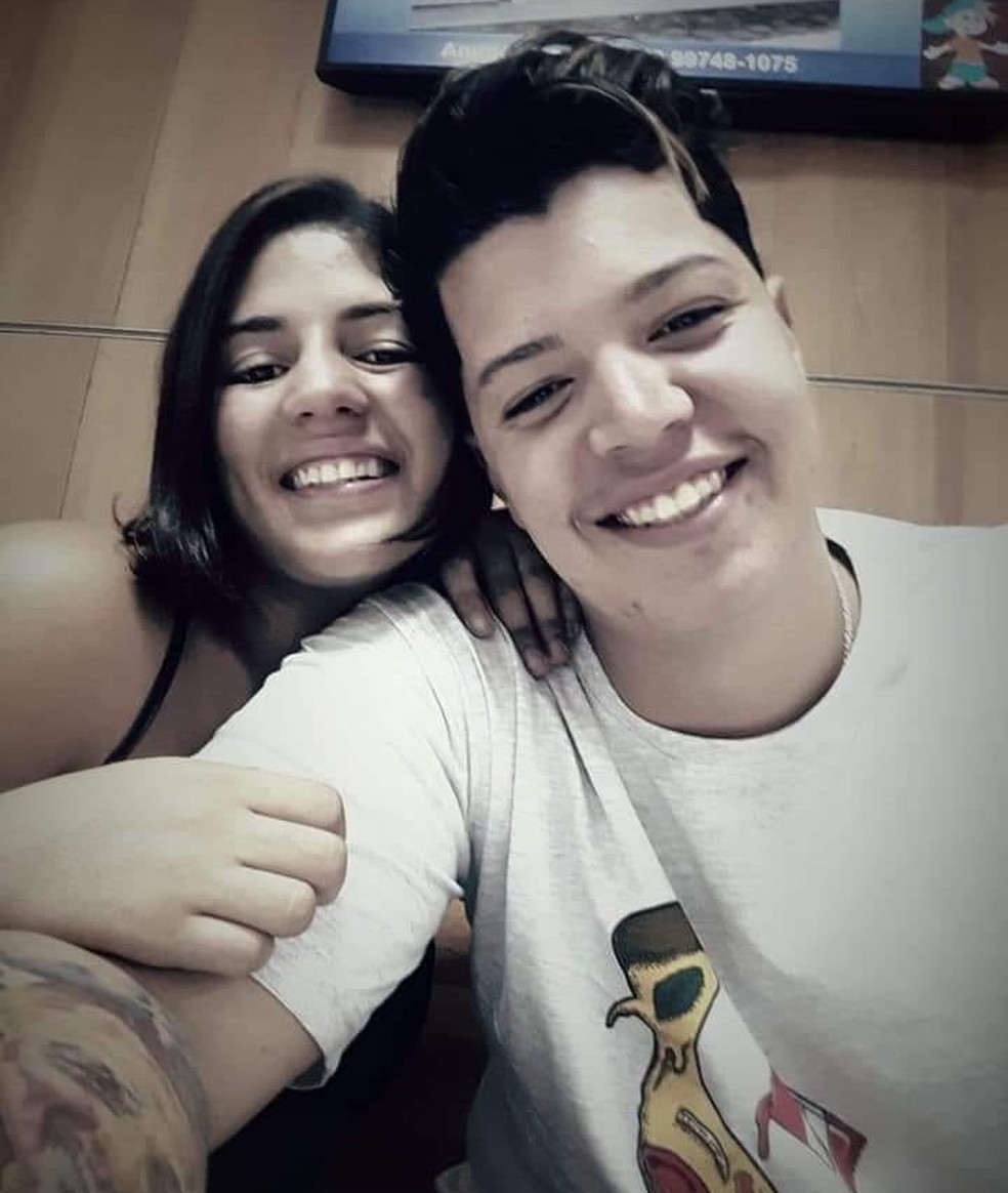Os tatuadores Luiza Barbosa Pereira, de 20 anos, e Renan da Silva Pereira Abade, de 19, foram mortos a tiros dentro de carro em Macaé, no RJ — Foto: Reprodução/Facebook
