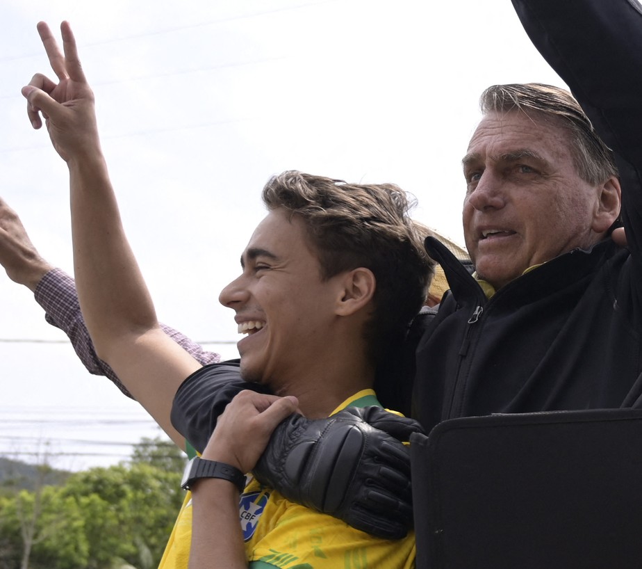 Nikolas Ferreira (PL - MG) e Jair Bolsonaro (PL) durante motociata.