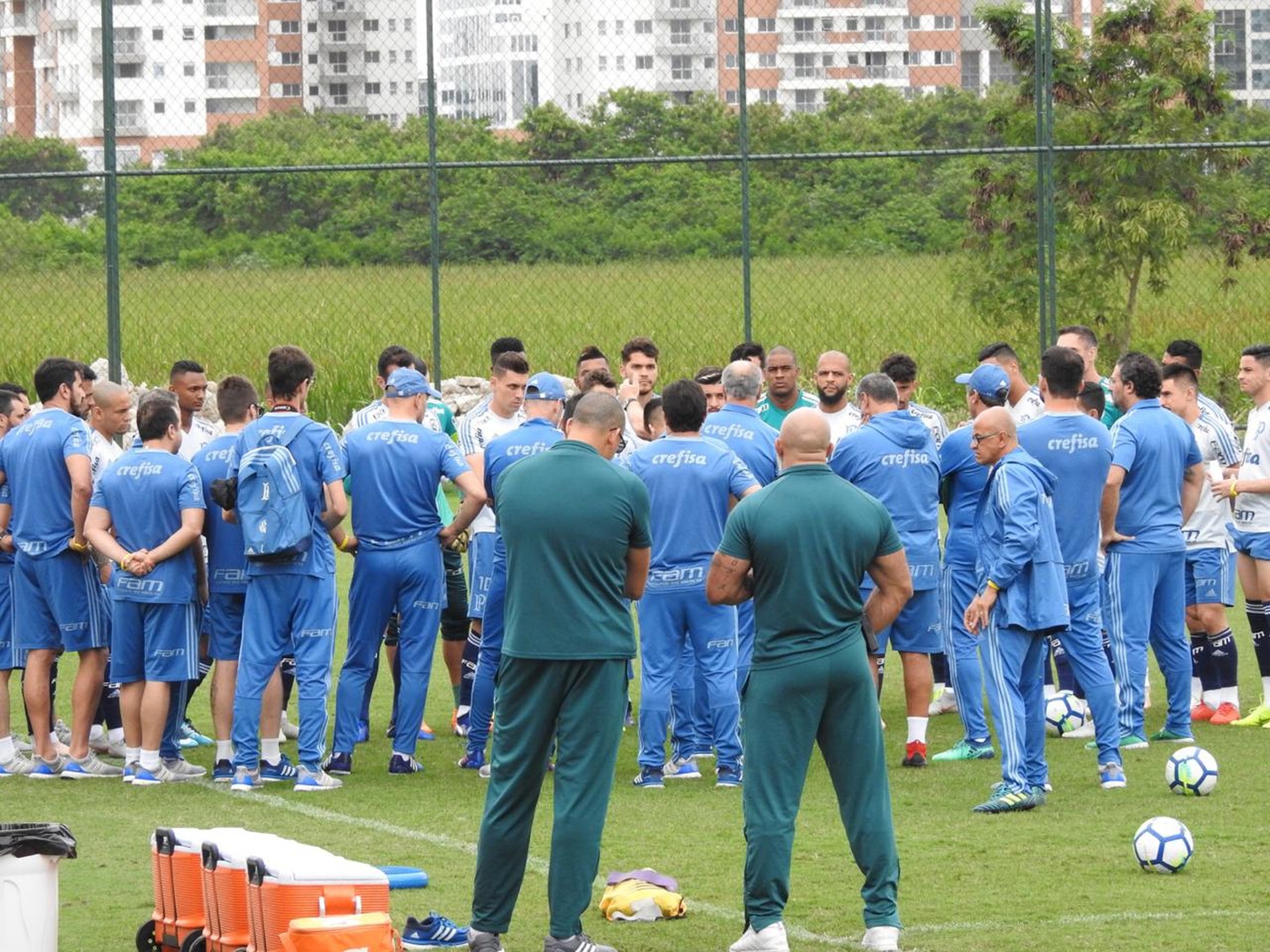 Felipão conversa com elenco e não dá pistas sobre escalação