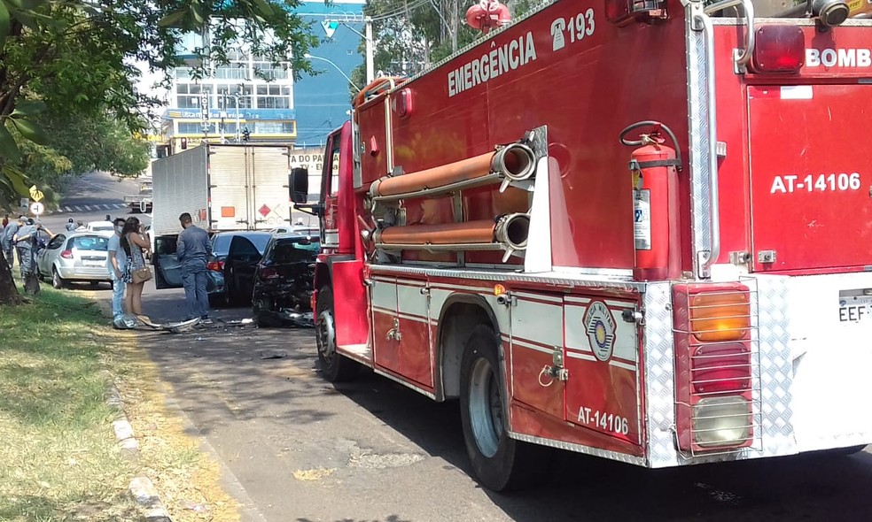 Acidente envolveu três carros na Avenida Joaquim Constantino, em Presidente Prudente — Foto: Valmir Custódio/TV Fronteira