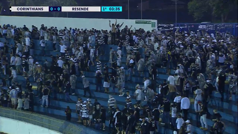 Torcida do Corinthians entra durante jogo contra o Resende, pela Copinha — Foto: Reprodução