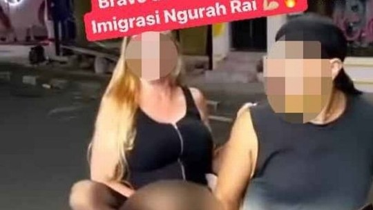 Turista dinamarquesa é presa após exibir partes íntimas na garupa de moto em Bali