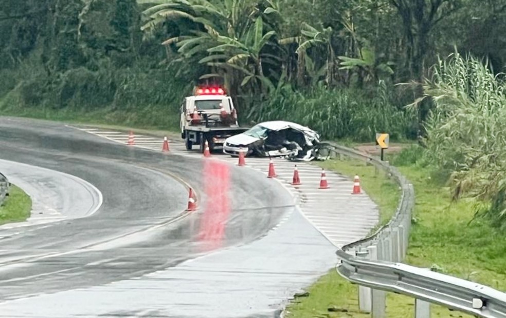 Acidente entre carro e caminhão deixa feridos em Capão Bonito  — Foto: Arquivo Pessoal 