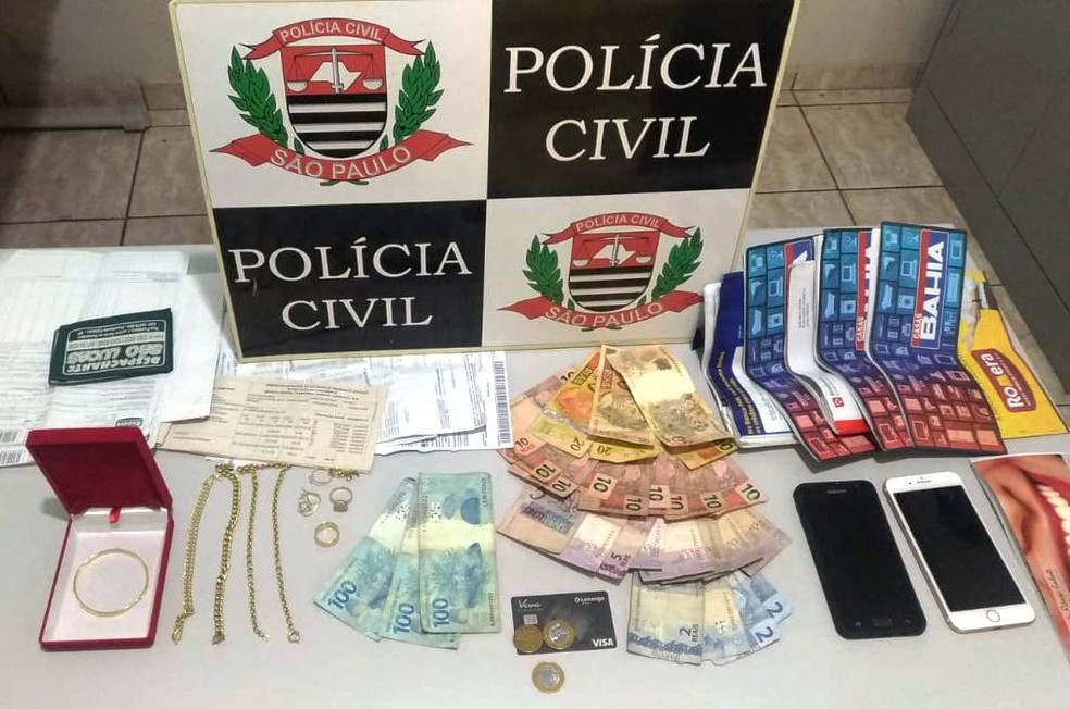 Dinheiro, celulares e documentos apreendidos pela PolÃ­cia Civil na residÃªncia do casal â Foto: Cedida/PolÃ­cia Civil