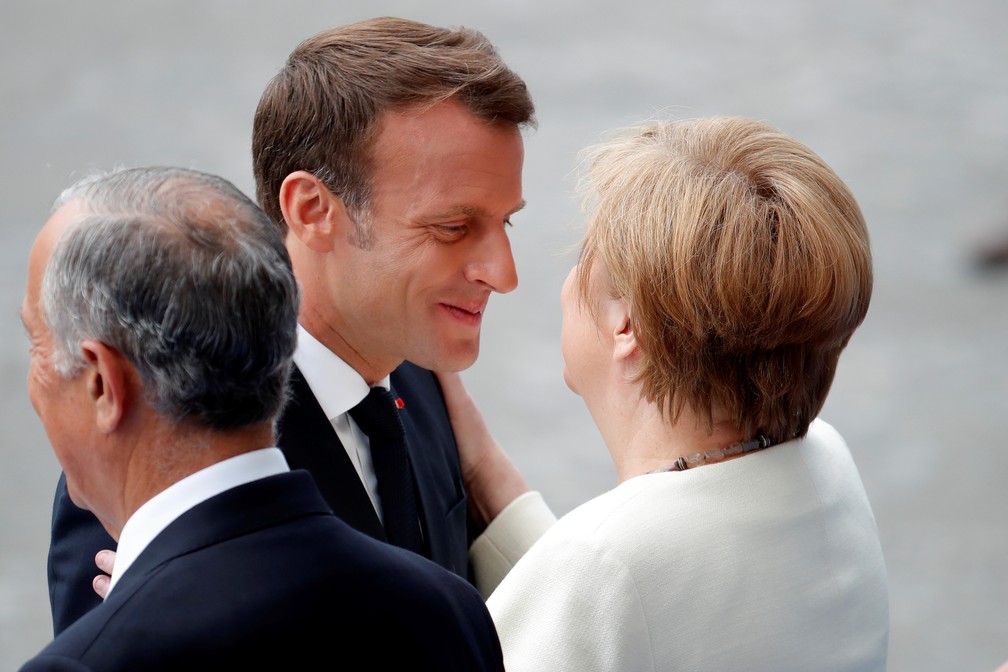 Presidente Emmanuel Macron cumprimenta a chanceler alemã, Angela Merkel — Foto: Reuters/Charles Platiau