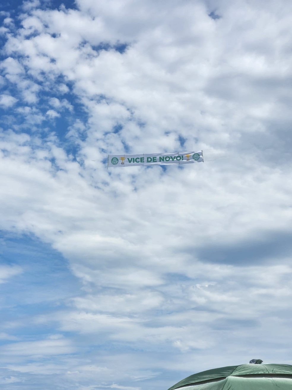 Torcedores do Palmeiras provocam Flamengo com faixa em avião nas praias do Rio: 