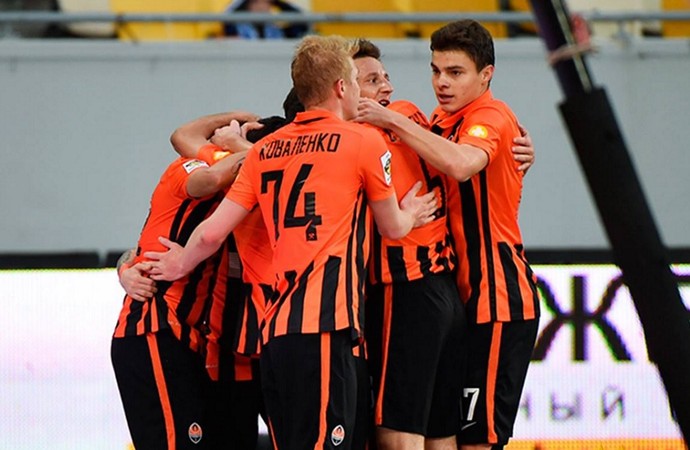 Ex-Fla marca dois gols, Shakhtar vence o líder do Ucraniano e mira o Sevilla