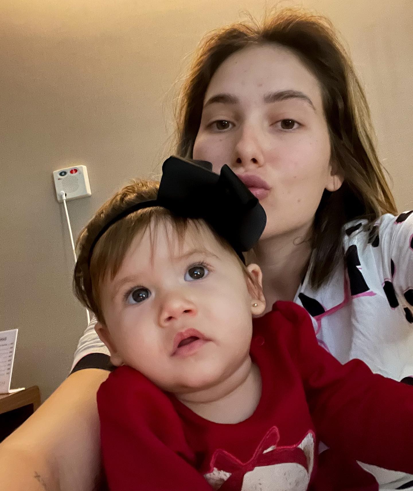 Virgínia Fonseca recebe visita da filha, Maria Alice, no hospital (Foto: Reprodução / Instagram)
