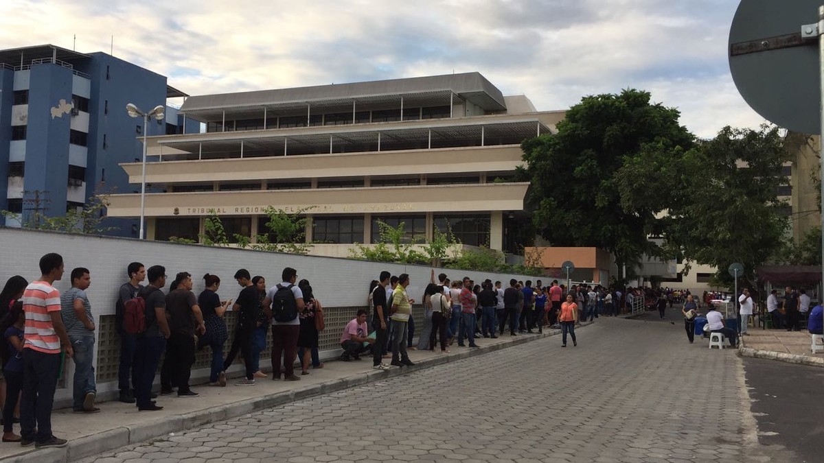 No último dia do prazo, eleitores enfrentam fila para regularizar