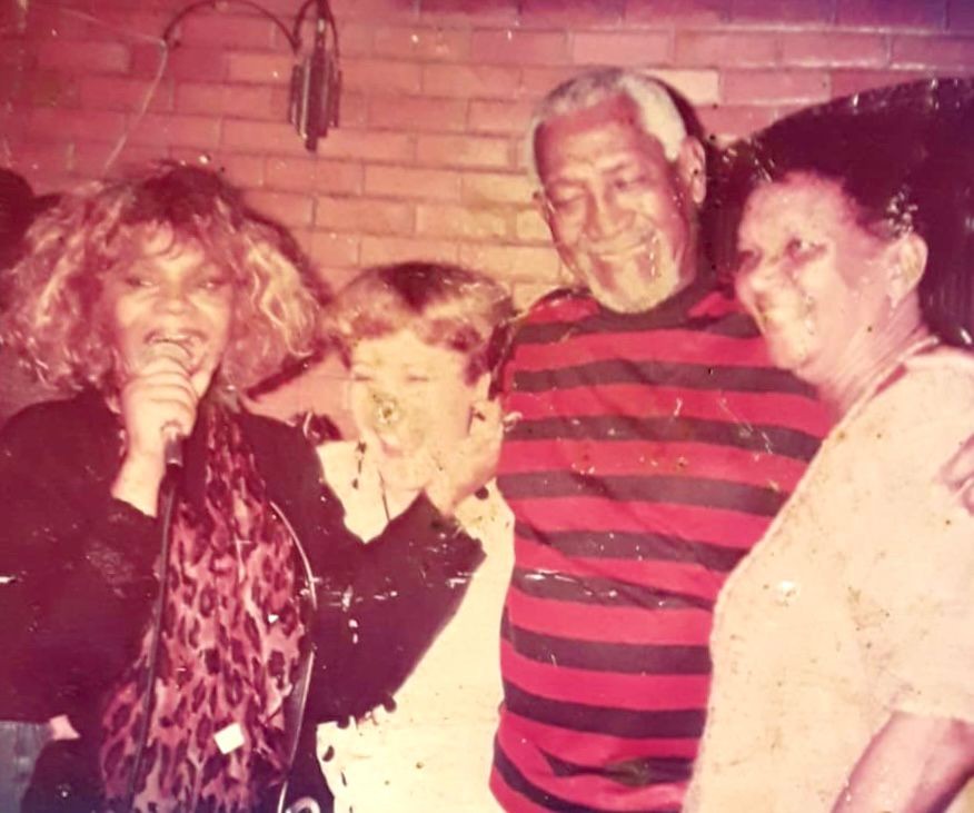 Elza Soares em festa familiar em 1996 (Foto: Acervo pessoal)