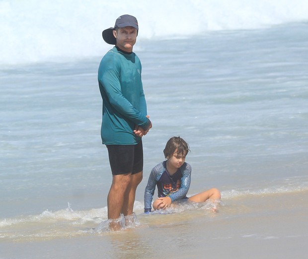 Cláudio Heinrich curte praia com o filho no Rio (Foto: Fabricio Pioyani /Agnews)
