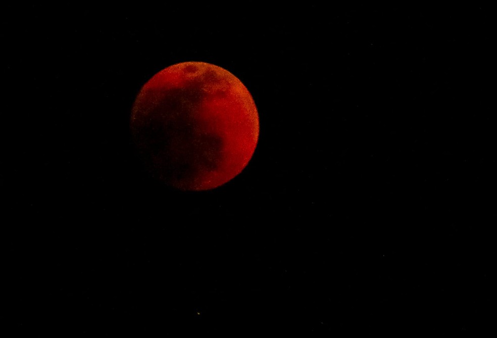 Eclipse que formou ‘lua de sangue’ é registrado no Acre, por volta das 22h40 (Horário local), visto d Rio Branco — Foto: Juan Diaz/Arquivo pessoal