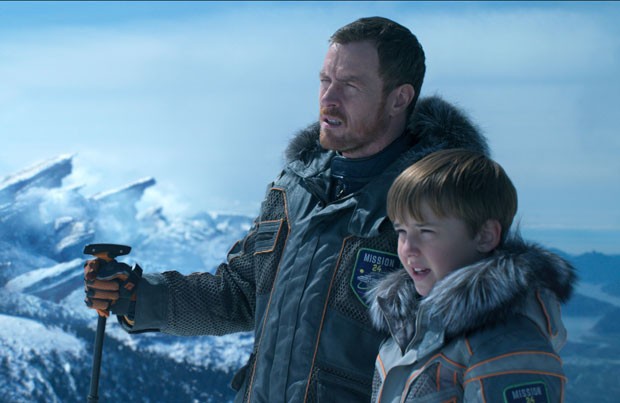 Toby Stephens e Max Jenkins: pai e filho em Perdidos no Espaço (Foto: Divulgação/Netflix)