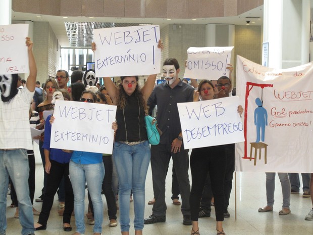 Manifestantes se fantasiaram de palhaço no saguão do aeroporto Santos Dumont (Foto: Paulo Maurício Costa/G1)