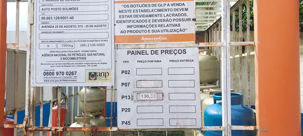 Em Cruzeiro do Sul, botija de 13 quilos chegou a R$ 130 no dinheiro  — Foto: Bruno Vinicius/Rede Amazônica Acre