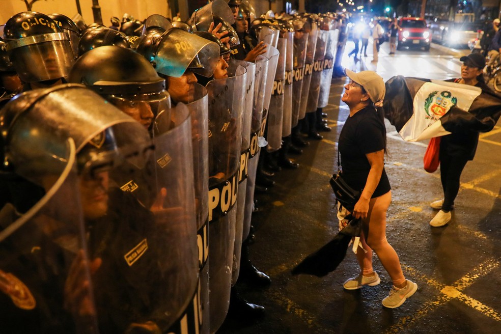 Manifestante fala com policiais em protesto em Lima, no Peru, em 12 de janeiro de 2023.  — Foto: Sebastian Castañeda/ Reuters