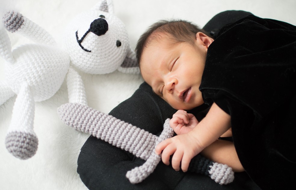 Lobo e espada de crochê foram feitos para não machucar o bebê João durante ensaio fotográfico (Foto: Keicy Victor/Divulgação)