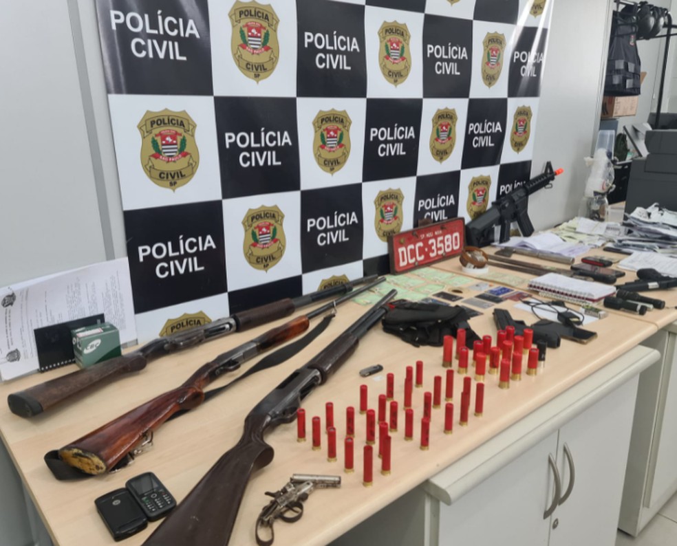 Armas e outros objetos apreendidos pela Operação Tractus, da DIG, nesta quinta-feira (30) — Foto: Divulgação/Polícia Civil
