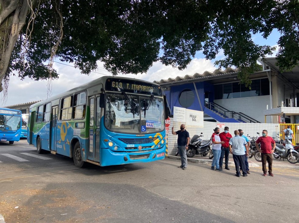 Veículos começaram a sair das garagens a partir das 7h — Foto: Kaique Dias/TV Gazeta