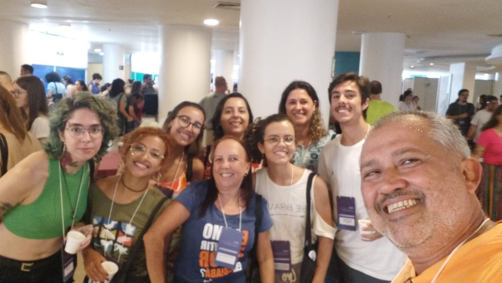 Professora Áurea e alunos que em congressos de biologia — Foto: Arquivo pessoal