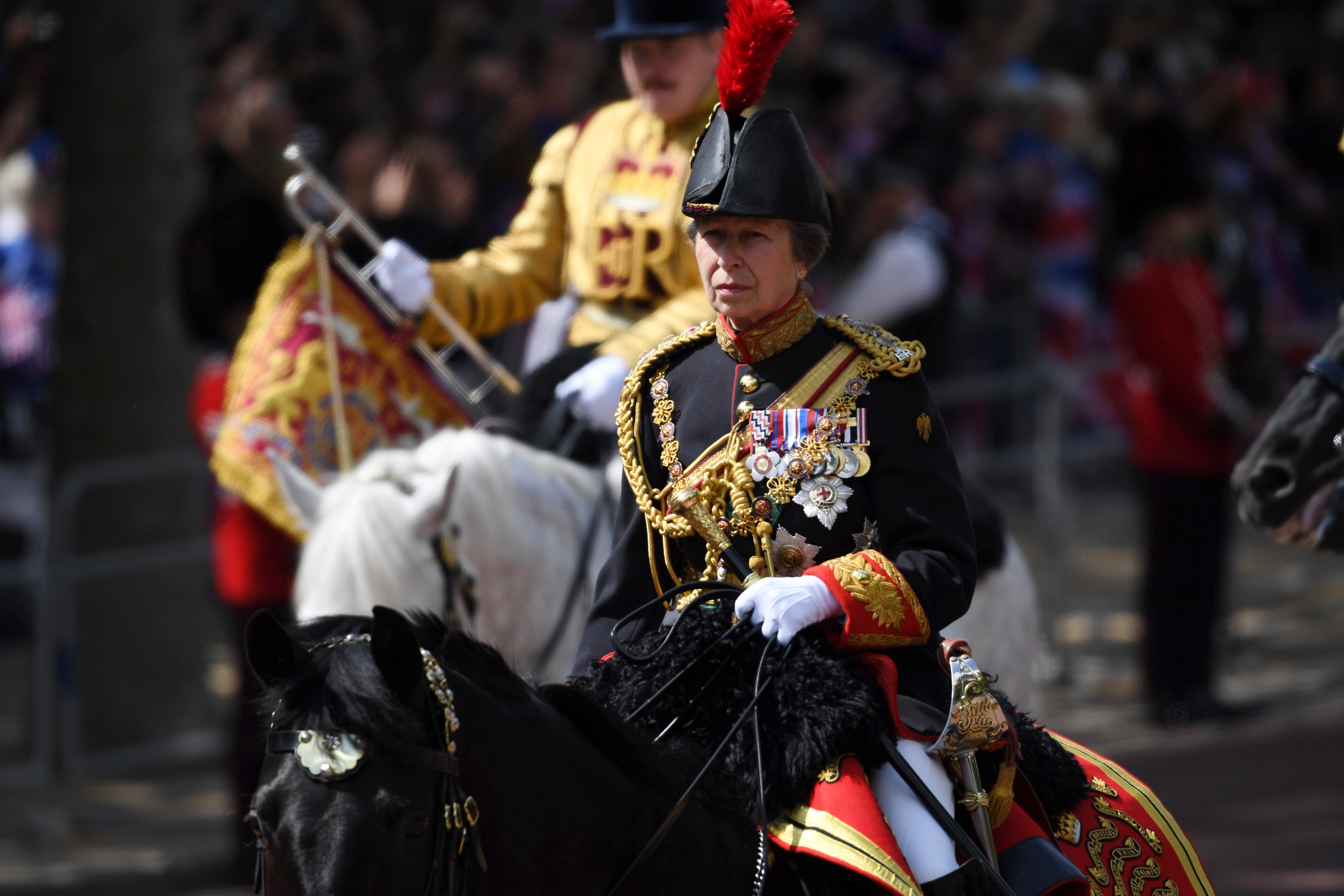 LONDON, ENGLAND - JUNE 02:  Princess Anne, Princess Royal rides horseback during the Trooping the Colour parade  on June 02, 2022 in London, England. The Platinum Jubilee of Elizabeth II is being celebrated from June 2 to June 5, 2022, in the UK and Commo (Foto: Getty Images)