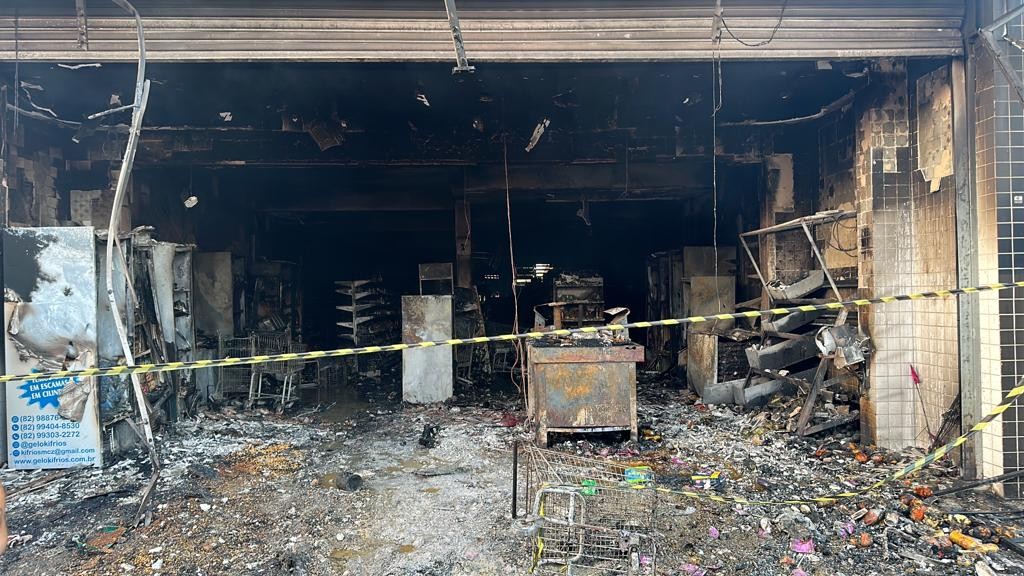 Incêndio destrói supermercado na Jatiúca, em Maceió