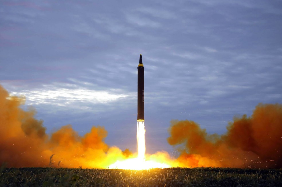 Coreia do Norte não avisa sobre seus testes mísseis, o que impede que sua rota seja conhecida (Foto: STR / KCNA VIA KNS / AFP)