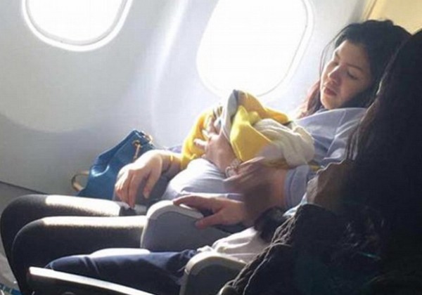 A filipina que deu à luz em um avião foi fotografada por um passageiro depois do parto (Foto: Reprodução/Facebook)